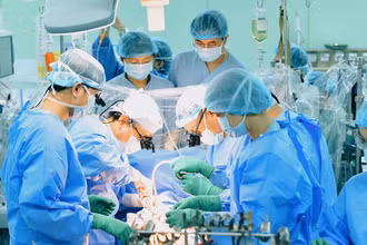 Ca phẫu thuật kéo dài 5 tiếng đồng hồ, bắt đầu từ nửa đêm đến 3 giờ sáng ngày hôm sau.
