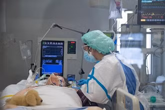 Điều trị cho bệnh nhân nhiễm Covid-19, lao phổi tại bệnh viện ở Barcelona, Tây Ban Nha. (Ảnh: AFP/TTXVN)
