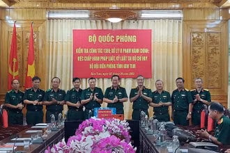 Thượng tướng Võ Minh Lương trao quà của Ban Chỉ đạo 1389/Bộ Quốc phòng cho Bộ Chỉ huy Bộ đội Biên phòng tỉnh Kon Tum.