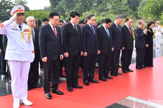 Các đồng chí lãnh đạo, nguyên lãnh đạo Đảng, Nhà nước thành kính tưởng niệm các Anh hùng liệt sĩ.