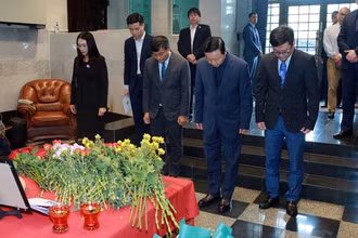Phó Thủ tướng Trần Hồng Hà dành phút tưởng niệm các nạn nhân trong vụ tấn công khủng bố xảy ra tại Trung tâm thương mại Crocus City Hall, tỉnh Moscow, Liên bang Nga.