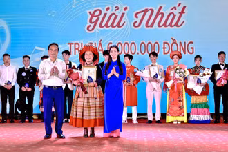Bí thư Tỉnh đoàn, Chủ tịch Hội Liên hiệp Thanh niên tỉnh Tuyên Quang Dương Minh Nguyệt và đại diện các đơn vị liên quan trao giải nhất Cuộc thi tặng thí sinh Giàng Thị Thanh. 