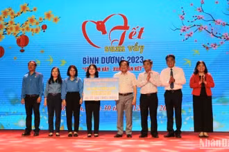Lãnh đạo tỉnh Bình Dương trao bảng hỗ trợ 46,5 tỷ đồng cho Liên đoàn Lao động tỉnh để trao tặng 46.500 suất quà cho công nhân lao động đặc biệt khó khăn.