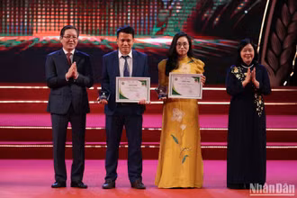 Nhóm tác giả Trần Văn Quang, Nguyễn Thị Quỳnh, phóng viên Báo Nông thôn ngày nay/điện tử Dân Việt nhận giải Nhất Giải báo chí toàn quốc về nông nghiệp, nông dân, nông thôn Việt Nam năm 2023.