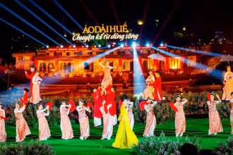 “Áo dài Huế - Chuyện kể từ dòng sông” là chương trình chuyện kể về sông Hương trên nền các bộ thiết kế áo dài Huế.
