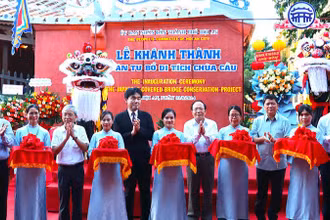 Các đại biểu cắt băng khánh thành công trình tu bổ di tích Chùa Cầu.