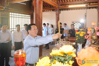 Chủ tịch nước dâng hương tại Đền thờ Bác Hồ. (Ảnh Báo Quảng Ninh)