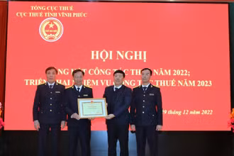 Chủ tịch UBND tỉnh Lê Duy Thành tặng bằng khen cho ngành Thuế Vĩnh Phúc có thành tích xuất sắc trong thu ngân sách Nhà nước năm 2022.