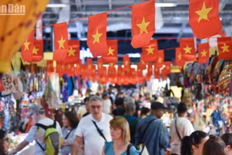 [Ảnh] Việt Nam tỏa sáng tại Hội chợ quốc tế Paris 2025 với sắc màu văn hóa và ẩm thực