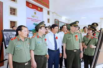Bộ trưởng Tô Lâm và đại biểu tham quan Nhà trưng bày tư liệu Kế hoạch CM12 vào chiều 11/8. 
