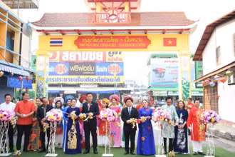 Lễ cắt băng khai trương Phố ẩm thực văn hóa Thái Lan-Việt Nam tại tỉnh Nakhon Phanom.