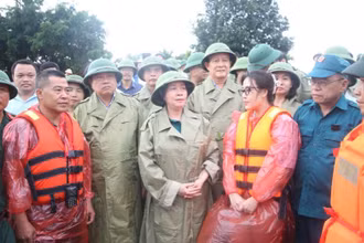 Lãnh đạo thành phố Hà Nội động viên lực lượng làm nhiệm vụ tại xã Cấn Hữu, huyện Quốc Oai.
