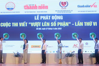 Đại diện Ban tổ chức và các đơn vị liên quan thực hiện nghi thức khởi động Cuộc thi viết “Vượt lên số phận” lần thứ VI.