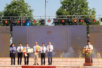 Đại diện lãnh đạo Bộ Văn hóa, Thể thao và Du lịch trao bằng công nhận Di sản Văn hóa phi vật thể quốc gia cho chính quyền, nhân dân địa phương.