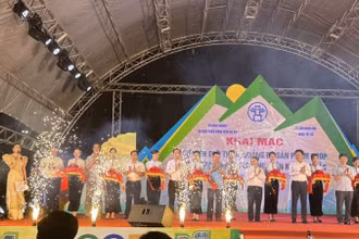Các đại biểu cắt băng khai mạc sự kiện giới thiệu sản phẩm OCOP gắn với văn hóa các tỉnh miền núi phía bắc.