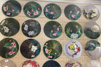 Nón lá từ lâu đã trở thành biểu tượng của xứ Huế.
