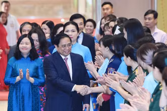 Thủ tướng Phạm Minh Chính và các đại biểu tham dự Hội nghị đối thoại với phụ nữ Việt Nam sáng 15/10.