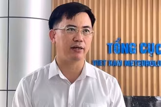 Theo ông Nguyễn Văn Hưởng, Trưởng phòng Dự báo thời tiết của Trung tâm Dự báo khí tượng thủy văn quốc gia, dự báo trong ngày và đêm nay, bão số 2 tiếp tục di chuyển theo hướng tây bắc với tốc độ 10-15km/giờ và sẽ đi vào sâu vào khu vực vịnh Bắc Bộ.
