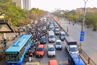 Giao thông ùn tắc khi nhiều người dân trở lại Thủ đô trong chiều 29/1