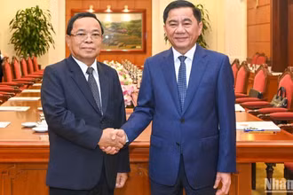 Chủ nhiệm Ủy ban Kiểm tra Trung ương Trần Cẩm Tú và Chủ nhiệm Ban Kiểm tra Trung ương Lào Khamphan Phommathat trước buổi hội đàm. (Ảnh: DUY LINH)