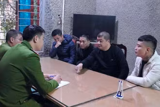 Các đối tượng tại cơ quan công an.