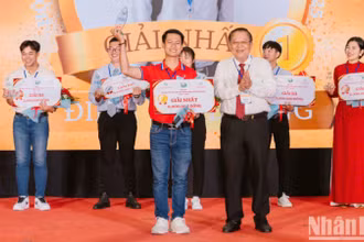 Ban Tổ chức trao giải Nhất cho thí sinh Đinh Hải Dương.