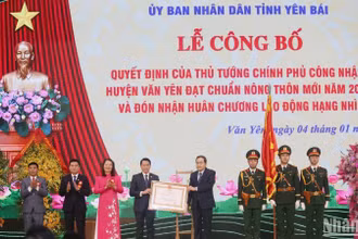 Thay mặt lãnh đạo Đảng, Nhà nước, Chủ tịch Quốc hội Trần Thanh Mẫn trao Huân chương Lao động hạng Nhì tặng Đảng bộ, chính quyền và nhân dân huyện Văn Yên.