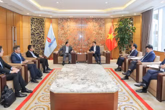 Chủ tịch Hội đồng thành viên Tập đoàn Dầu khí Việt Nam (PVN) Lê Mạnh Hùng vừa có buổi tiếp và làm việc với ông Thammasak Sethaudom, Chủ tịch kiêm Giám đốc điều hành Tập đoàn SCG (Thái Lan).