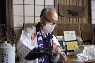 Ông Katsuyoshi Mine, chủ cơ sở sản xuất rượu sake Kotegawa ở Oita. Ảnh tư liệu: Đào Thanh Tùng/PV TTXVN tại Nhật Bản.