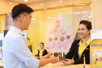 Khách hàng giao dịch tại Nam A Bank
