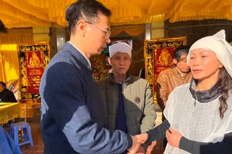 TS Trần Hữu Minh, Chánh văn phòng Ủy ban An toàn giao thông Quốc gia thăm hỏi gia đình nạn nhân tai nạn giao thông.
