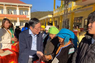 Ông Lương Quốc Đoàn dự Chương trình "Xuân gắn kết-Tết nông dân" và trao quà Tết cho hội viên, nông dân có hoàn cảnh khó khăn tại Lai Châu, ngày 14/1. 