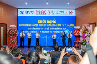 Các đại biểu thực hiện nghi thức khởi động chương trình.