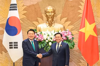 Chủ tịch Quốc hội Vương Đình Huệ và Tổng thống Hàn Quốc Yoon Suk Yeol tại buổi tiếp. (Ảnh Duy Linh)