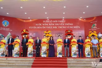 Cắt băng khai mạc Tuần lễ giới thiệu, kết nối ẩm thực Việt Nam cho các sản phẩm nước mắm truyền thống, các món ăn đặc trưng vùng miền.