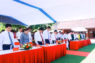 Các đồng chí lãnh đạo tỉnh Nghệ An, huyện Nam Đàn cùng các đại biểu dự lễ dành phút mặc niệm tưởng nhớ công lao to lớn của Chủ tịch Hồ Chí Minh. 