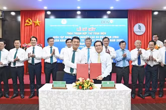 Ông Lê Ngọc Lâm (Tổng Giám đốc BIDV) và ông Lê Thanh Hưng (Tổng Giám đốc VRG) đại diện hai đơn vị ký kết Thỏa thuận hợp tác toàn diện.