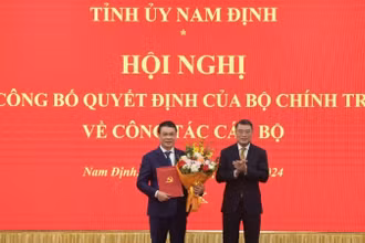 Đồng chí Trưởng Ban Tổ chức Trung ương Lê Minh Hưng trao Quyết định của Bộ Chính trị cho đồng chí Đặng Khánh Toàn.