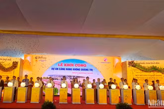 Đại diện lãnh đạo Đảng, Nhà nước, Chính phủ và lãnh đạo tỉnh bấm nút khởi công cảng hàng không Quảng Trị.