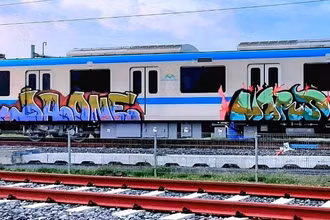 Đoàn tàu Metro số 1 bị các đối tượng vẽ bậy ngày 30/4. (Ảnh: CTV)