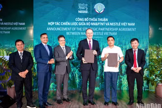 Thứ trưởng Nông nghiệp và Phát triển nông thôn Nguyễn Quốc Trị (thứ 2 từ phải sang) và ông Mark Schneider, Giám đốc điều hành Tập đoàn Nestlé (thứ 3 từ phải sang) tại lễ ký kết bản ghi nhớ hợp tác giữa Nestlé Việt Nam và Bộ Nông nghiệp và Phát triển nông thôn. 