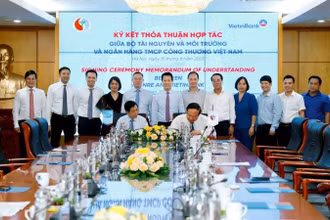 Ủy viên Ban chấp hành Trung ương Đảng, Bộ trưởng Đặng Quốc Khánh và Chủ tịch Hội đồng quản trị VietinBank Trần Minh Bình chứng kiến Bộ Tài Nguyên và Môi trường và Ngân hàng Thương mại cổ phần Công thương Việt Nam ký kết thỏa thuận hợp tác hướng đến các mục tiêu phát triển bền vững, quản lý tài nguyên, bảo vệ môi trường và ứng phó với biến đổi khí hậu, thúc đẩy tái cấu trúc nền kinh tế theo hướng phát triển các-bon thấp.