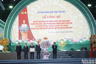 Bộ trưởng Lê Minh Hoan trao bằng công nhận huyện Yên Bình đạt chuẩn nông thôn mới. (Ảnh: THANH SƠN)