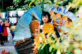Hội thi trình diễn thời trang hoa với chủ đề “Hoa và di sản”, diễn ra trên "Cung đường nghệ thuật Đà Lạt" ngày 24/11.