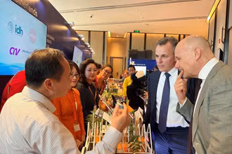 Đại diện IDH Việt Nam trình bày về những sáng kiến nhằm hướng tới cắt giảm lượng khí thải carbon của chuỗi cung ứng tôm và cá tra ở đồng bằng sông Cửu Long.
