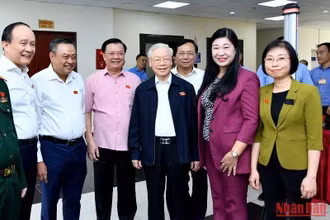 Tổng Bí thư Nguyễn Phú Trọng với đại biểu và cử tri các quận Hai Bà Trưng, Ba Đình, Đống Đa, thành phố Hà Nội. (Ảnh ĐĂNG KHOA) 