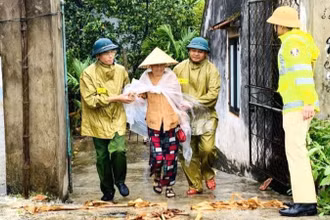 Khẩn trương phối hợp sơ tán, di dời người dân cùng phương tiện, tài sản.