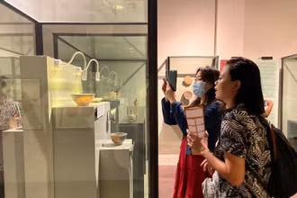 Khách du lịch khám phá các hiện vật tại Hoàng thành Thăng Long.