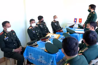 Bộ Chỉ huy Bộ đội Biên phòng Nghệ An và Bộ Chỉ huy Quân sự tỉnh Houaphanh cùng trao đổi tình hình an ninh biên giới.