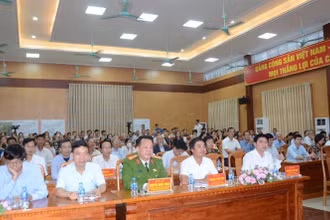 Hội nghị tiếp xúc cử tri tại xã Liêm Tuyền, thành phố Phủ Lý.